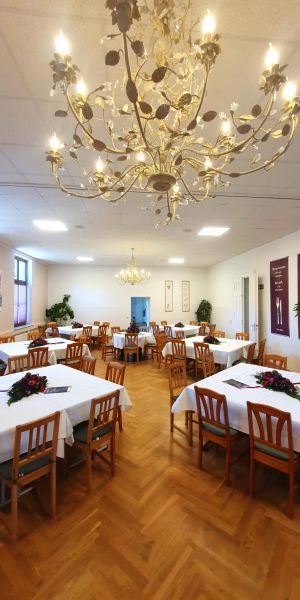 Saal komplett mit Tischdeko