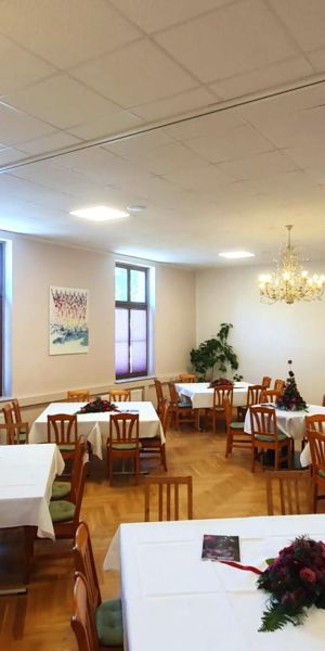 Saal komplett mit Tischdeko